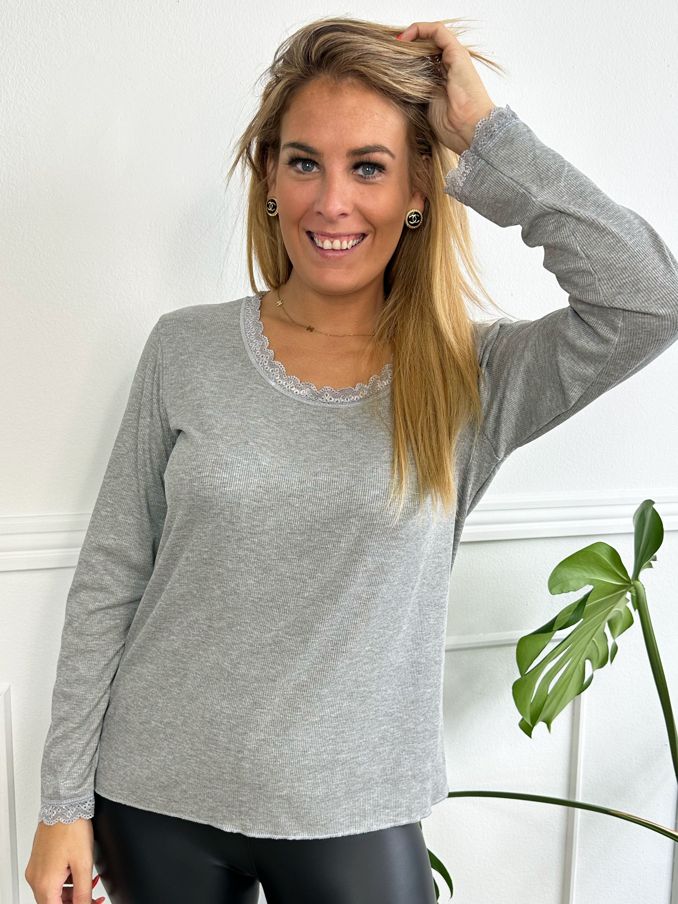 Ibina Long Sleeve - Sød bluse med rib og blondekanter
